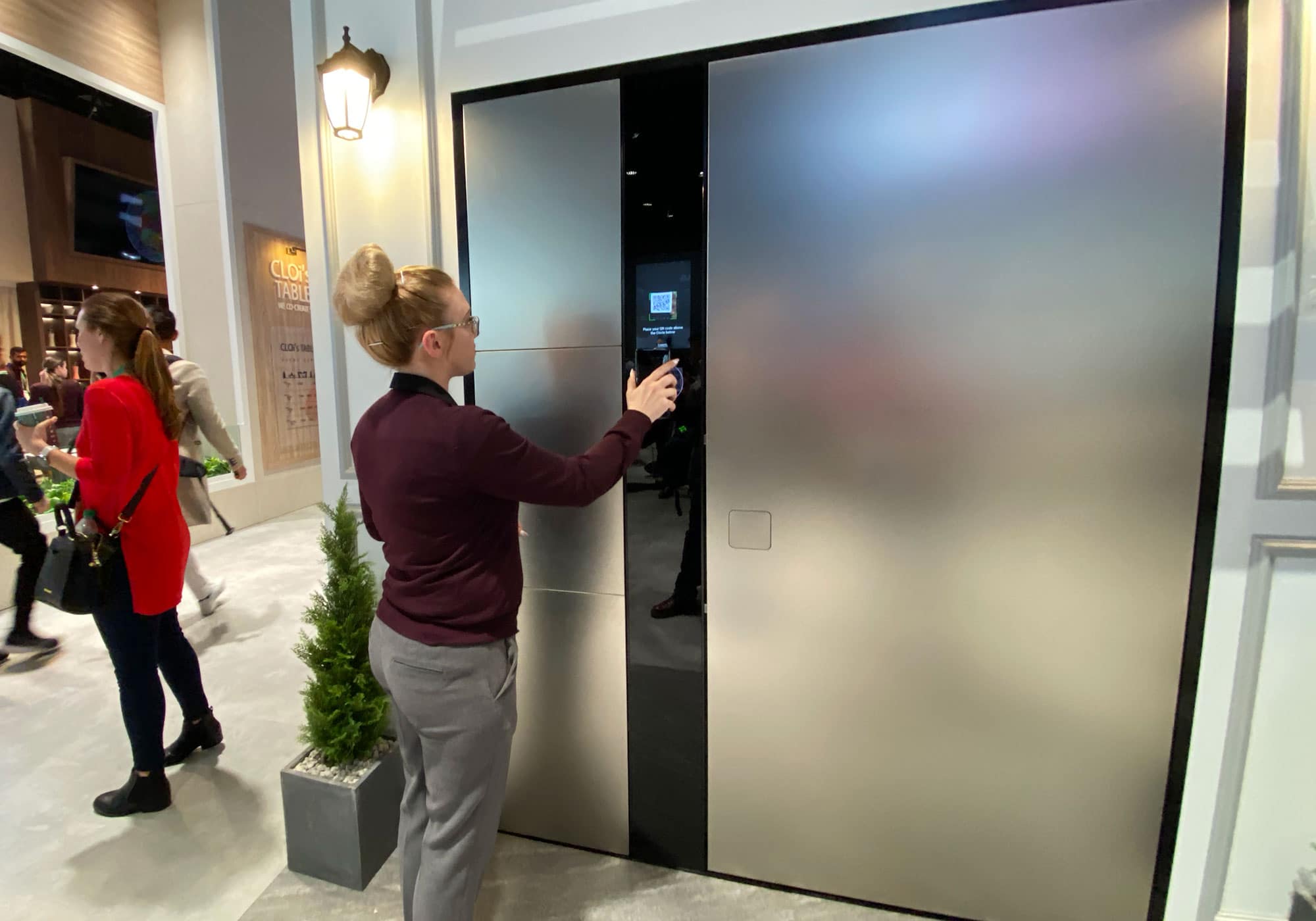 Lg дверь. LG Smart THINQ. LG Smart Glass Door. THINQ холодильник. LG Smart Home.